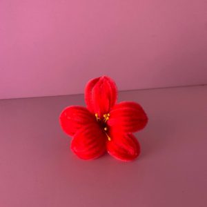 ميداليه - وردة ليلي اللون الأحمر