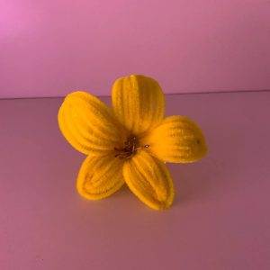 ميداليه - وردة ليلي اللون الأصفر