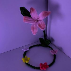 ديكور وردة ليلي - اللون الوردي مع وردات صغيره الحجم